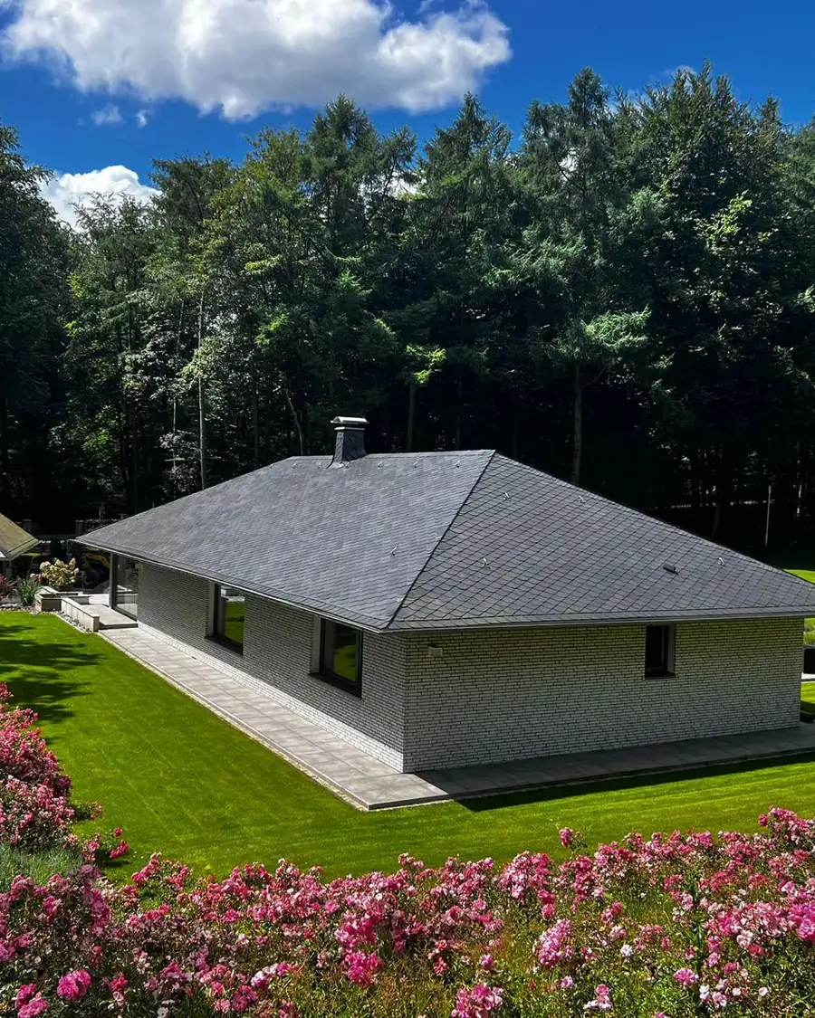 Fertig angelegter Garten in Dorsten mit Rasen, Staudenbeeten und Pflasterweg am Haus