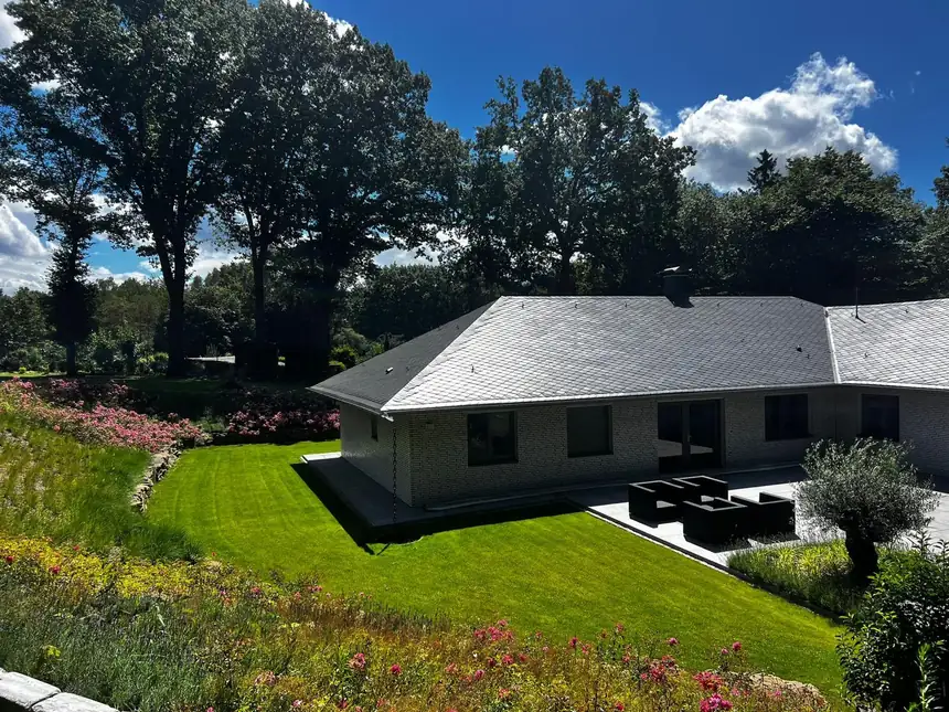 Fertige Gartenanlage mit Rasen, Staudenbeeten und Terrasse