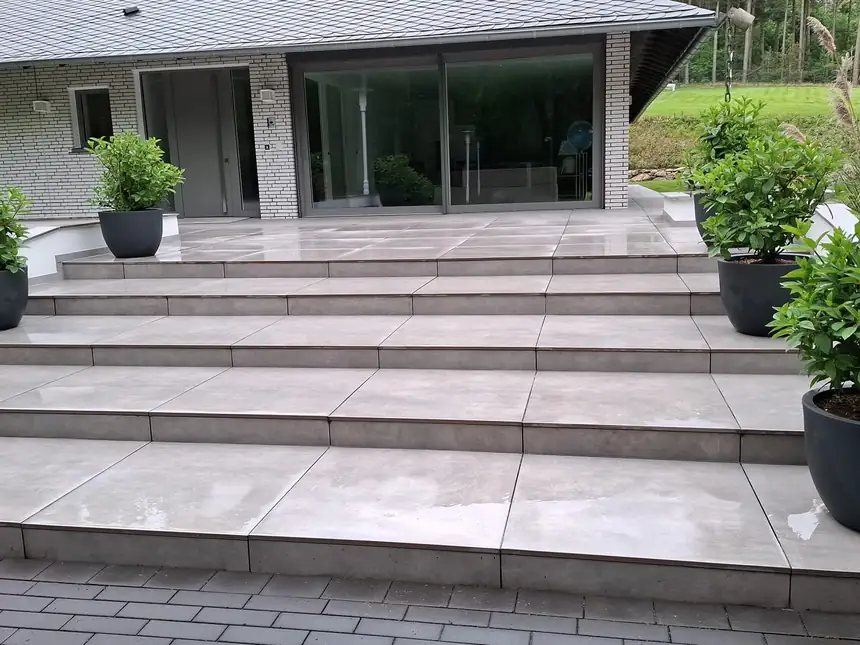 Fertige Terrasse mit breiter Podesttreppe aus gro&szlig;formatigen Platten